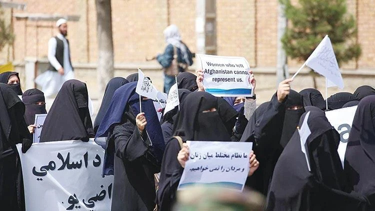 Afgan kadınlardan geleneksel kıyafetlerle protesto: Kıyafetime dokunma